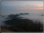 foto Colline nella nebbia al Tramonto